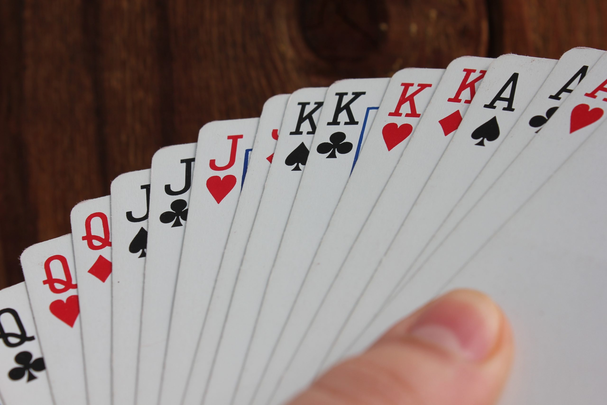 Ce este poziția la masa de poker și de ce contează ordinea acțiunilor