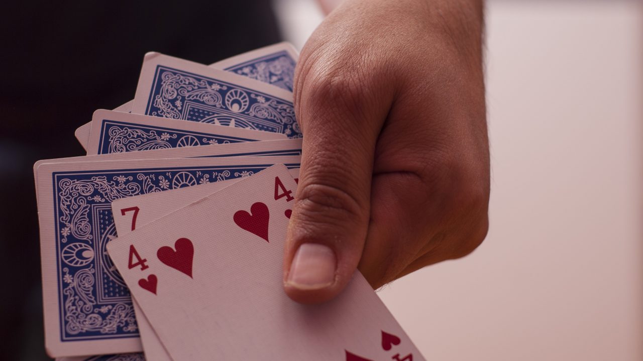 Ce este un turneu freezeout la poker și prin ce diferă de un turneu cu re-entry